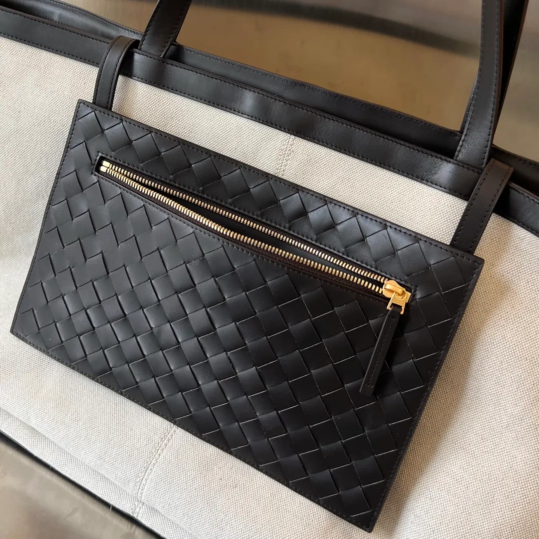 BV's new Flip Flap tote handbag 754915 is suitable for both men and women. It is made of primary-color canvas fabric. It is casual and resistant, with a zipper pouch extending on the front of the bag. It can be folded inside and outside. It is made of contrasting lntrecciato woven calfskin, canvas and leather. It enhances the flexibility of the leather, is durable and not outdated, and is lazy to the core. It is really cool and super practical. The best companion for travel and commuting🥰🥰 Size: 38x30.5x28 P1920